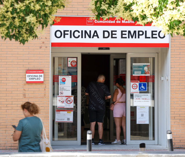 Varias personas entran a una oficina del SEPE, a 2 de julio de 2025, en Madrid (España).  El paro registrado en las oficinas de los servicios públicos de empleo bajó en 48.920 personas en junio en relación con el mes anterior (-2%) debido, sobre todo, al