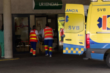 Archivo - Sanitarios trasladan una camilla de una ambulancia al servicio de urgencias del Hospital Clínico de Santiago de Compostela