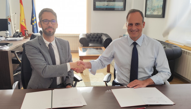 El secretario general de Anfaco, Roberto Alonso, y el presidente del Puerto de Vigo, Carlos Botana.