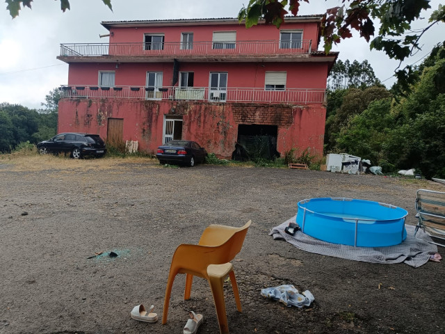 Vivienda en la que se localizó uno de los vehículos implicados en la reyerta de Ribeira