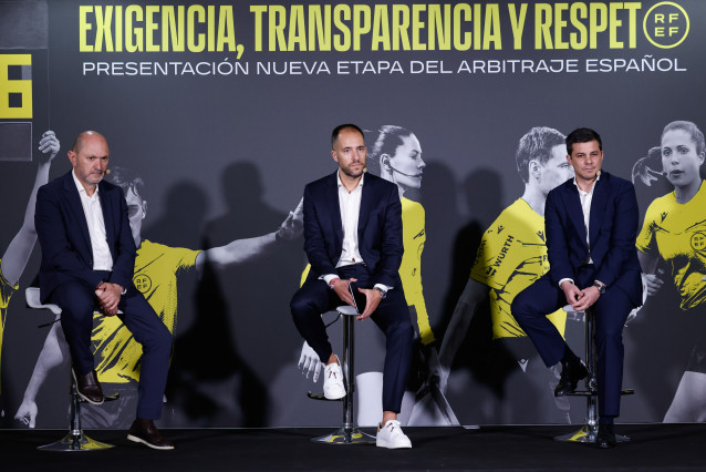 El presidente de la RFEF, Rafael Louzán; el nuevo presidente del CTA, Francisco Soto; y el secretario general de la RFEF, Álvaro de Miguel; en un acto en la Ciudad del Fútbol de Las Rozas.