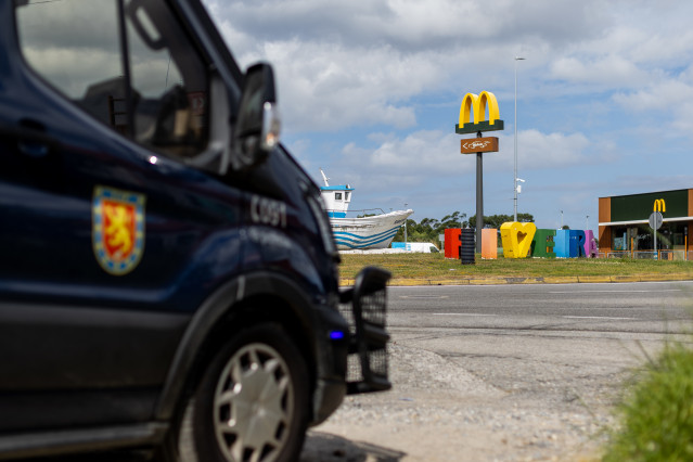 Archivo - Artes, Ribeira, 02/07/25. Policía en Ribeira tras la pelea multitudinaria registrada en la tarde de martes