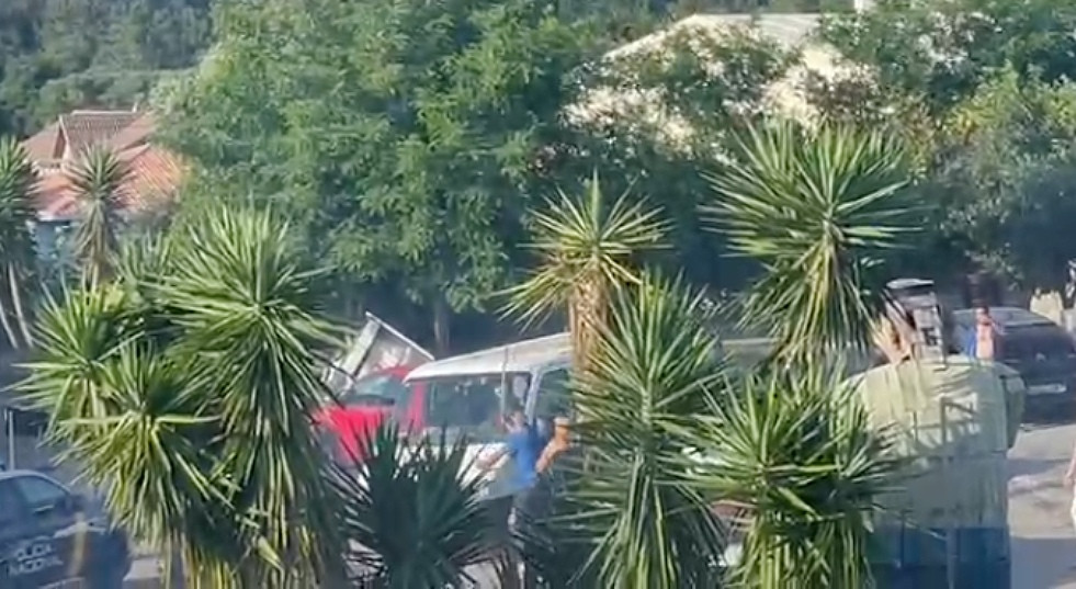 Momento previo al atropello de una persona por una furgoneta blanca en la pelea de Ribeira
