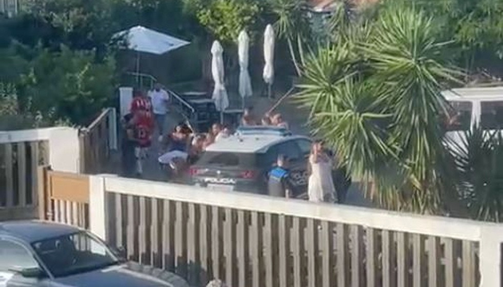 Momento en el que golpean un vehu00edculo en la pelea de Ribeira