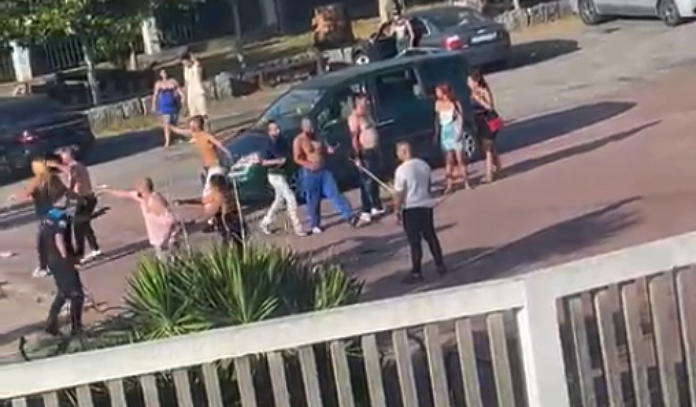 Policu00eda Local intentando calmar a implicandos en la reyerta de Ribeira en un vu00eddeo que circula por redes sociales