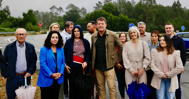 El secretario xeral del PSdeG, José Ramón Gómez Besteiro, visita el punto en el que finaliza la autovía da Costa da Morte junto a cargos socialsitas de la comarca