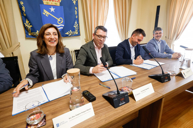 La conselleira de Medio Ambiente e Cambio Climático, Ángeles Vázquez, y los regidores de Ribadeo, Daniel Vega, y de Trabada, Rubén García.