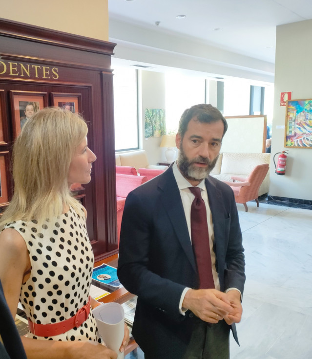 El secretario de Estado de Transportes Aéreo y Marítimo, Benito Nuñez Quintanilla, con la presidenta del Círculo de Empresarios de Galicia, María Borrás.