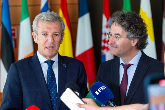 O titular do Goberno galego, Alfonso Rueda, xunto coas delegacións española e portuguesa no Comité Europeo das Rexións, entrégalle á presidenta da institución, Kata Tüttő