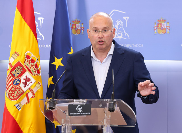 EL portavoz del PP en el Congreso, Miguel Tellado, durante una rueda de prensa en el Congreso de los Diputados, a 1 de julio de 2025, en Madrid (España).