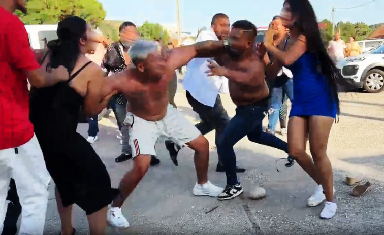 Nuevo vídeo muestra disparos, atropellos y golpes a heridos en la pelea mortal en Ribeira