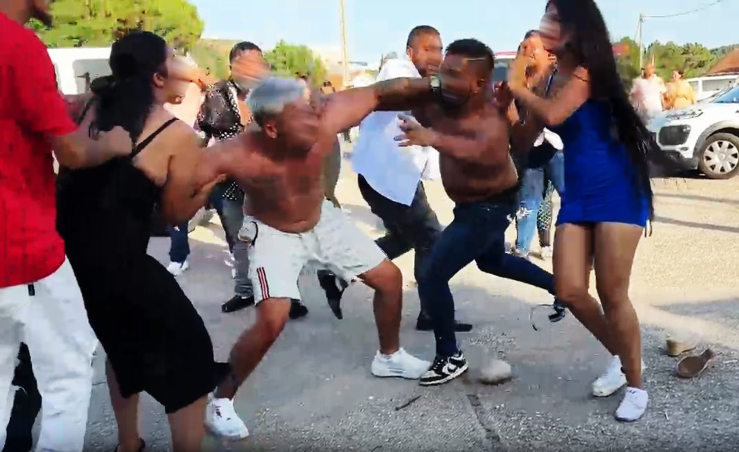 A puu00f1etazos durante la pela en Ribeira