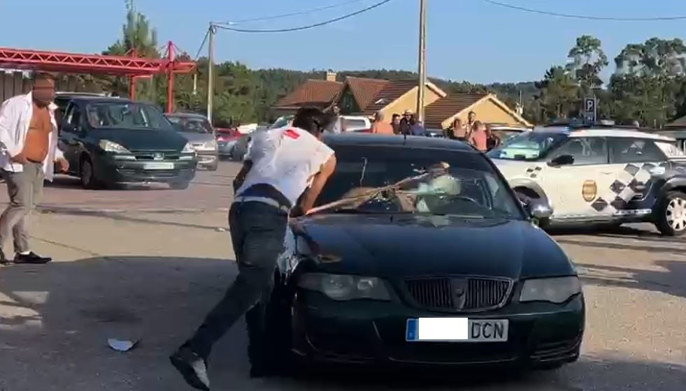 Ataque a un coche durante la pela en Ribeira