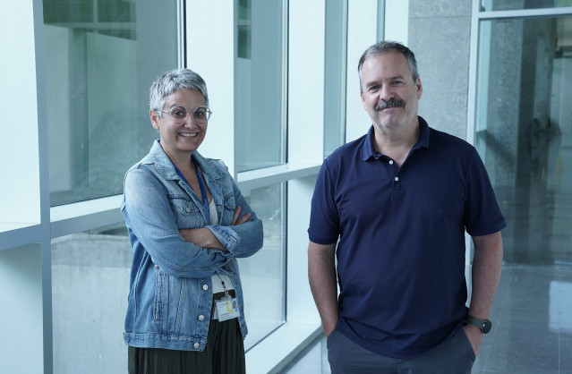 María Dolores Mayán, responsable del proyecto, y el catedrático David Posada, que también va a colaborar en la investigación.