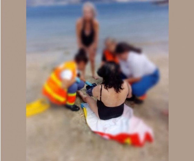 Sanitarios atienden a la bañista en la playa de A Mosqueira, en Moaña (Pontevedra).