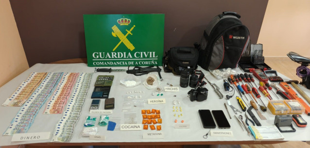 Droga y dinero incautado por la Guardia Civil en la desarticulación de un punto de venta de drogas en Boiro (A Coruña).