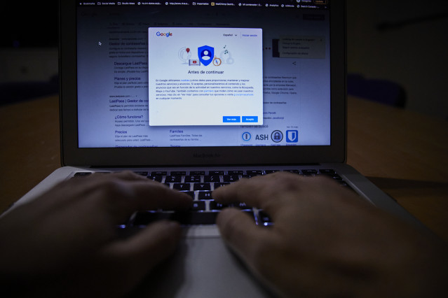 Archivo - Imagen de recurso de una persona navegando por Internet con un ordenador.