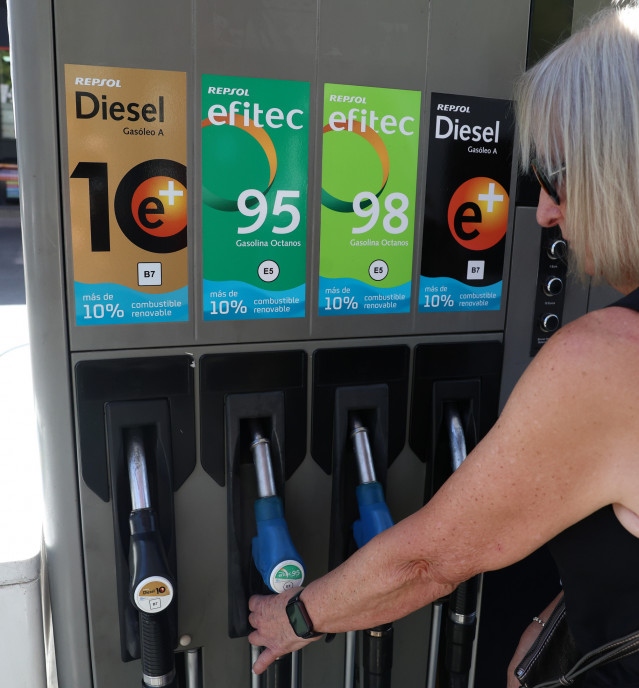 Archivo - Una mujer reposta gasolina, a 6 de octubre de 2023, en Madrid (España). El precio del diésel vuelve a encarecerse tras tres meses de subida y se sitúa en 1,688 euros el litro quedando muy cerca del máximo anual alcanzado en enero cuando estaba a
