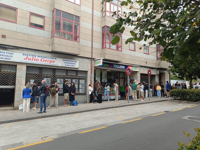 Decenas de jóvenes hacen cola desde la madrugada para conseguir piso en Santiago: