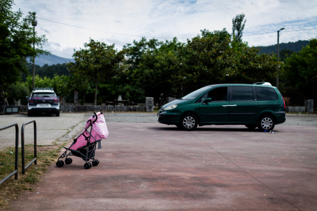 Un carrito de bebé en el lugar en el que ocurrieron los hechos, a 2 de julio de 2025, en Ribeira, A Coruña, Galicia (España). Una persona falleció y varias fueron detenidas tras una multitudinaria pelea entre numerosos miembros de dos familias registrada