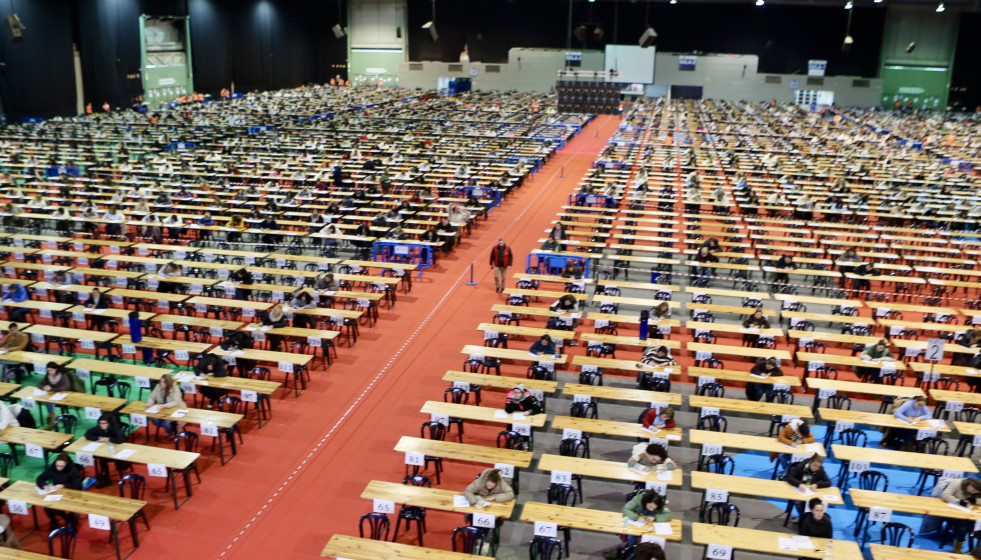 Archivo - Casi 1.800 personas se presentan a las oposiciones del SERGAS este fin de semana