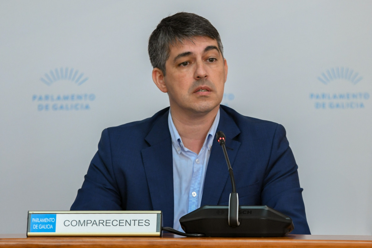 El director de Augas de Galicia, Roi Fernández, comparece en comisión parlamentaria.