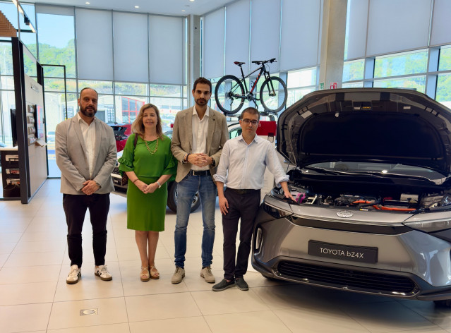 El director xeral de Planificación enerxética e Minas, Pablo Fernández Vila, durante una visita en San Cibrao das Viñas (Ourense) al concesionario Cibrao Motor