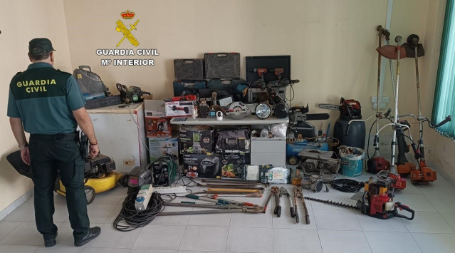 Objetos localizados tras el robo del campo de futbol de Cambados.