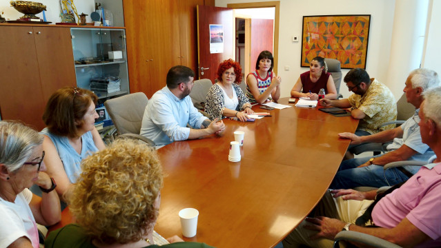 La portavoz nacional del BNG, Ana Pontón, se reúne con representantes de la mesa local en defensa de la sanidad de Moaña (Pontevedra).