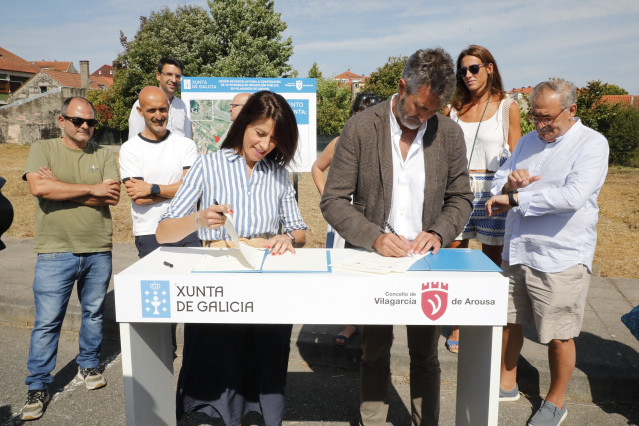 La conselleira de Vivenda e Planificación de Infraestruturas, María M. Allegue, y el alcalde de Vilagarcía, Alberto Varela, en la firma del convenio