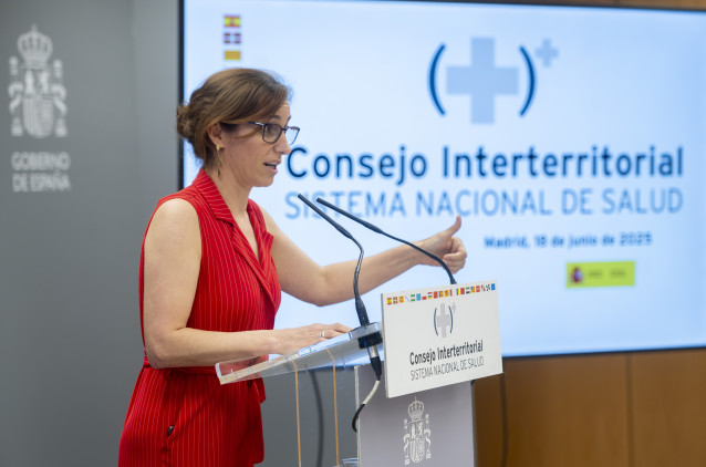 La ministra de Sanidad, Mónica García, durante una rueda de prensa tras la reunión del Consejo Interterritorial del Sistema Nacional de Salud (CISNS), en la sede del Ministerio, a 18 de junio de 2025, en Madrid (España). En el pleno del CISNS participan l