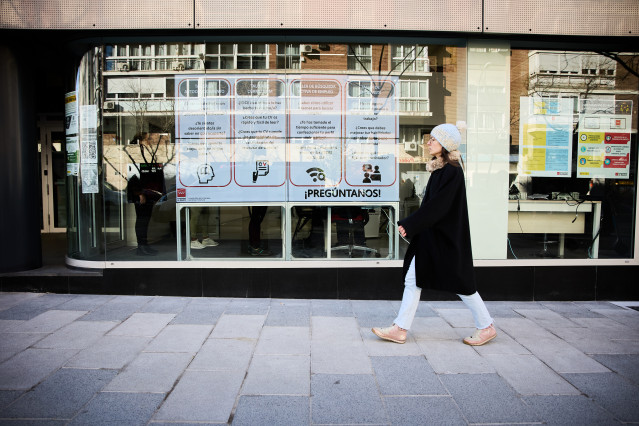 Archivo - Una mujer pasa por una oficina del SEPE
