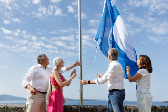 O presidente da Xunta, Alfonso Rueda, acompañado pola conselleira de Medio Ambiente e Cambio Climático, Ángeles Vázquez, participa no acto de izado simultáneo das 17 bandeiras azuis no concello de Sanxenxo. Praia de Silgar.