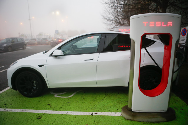 Archivo - Un vehículo en un punto de carga en una electrolinera, a 18 de diciembre de 2023, en Lugo, Galicia (España). La Asociación Española de Fabricantes de Automóviles y Camiones (ANFAC) estima que hay 25.180 puntos de Recarga de Acceso Público en Esp