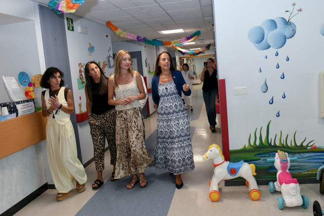 Visita de la conselleira de Política Social e Igualdade, Fabiola García, y la presidenta de la Fundación Andrea, Charo Barca, al CHUS, a 4 de julio de 2025.