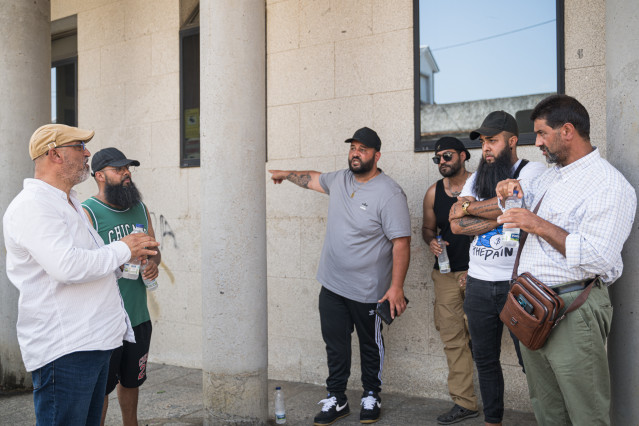 Familiares de los detenidos por la reyerta en Ribeira pasan a disposición judicial en Ribeira, a 4 de julio de 2025, en Ribeira, A Coruña, Galicia (España). El pasado martes, 1 de julio, una multitudinaria pelea entre los miembros de dos familia en el cen