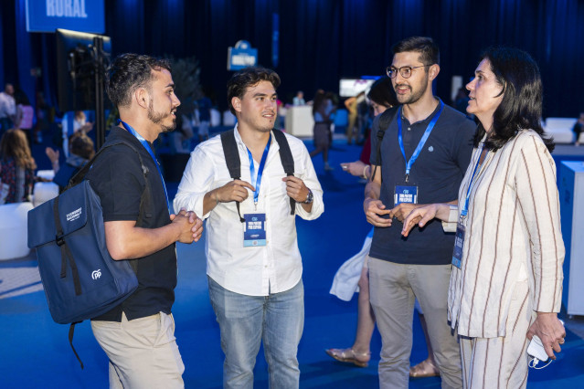 La secretaria general del PPdeG, Paula Prado, en el Congreso del PP en Madrid junto con otros miembros del PPdeG.