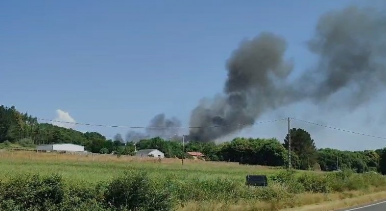 Declaran extinguido el incendio en una nave de colchones en Palas de Rei