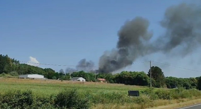 Incendio en una nave de una empresa de colchones en Palas de Rei (Lugo).