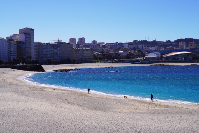 Archivo - Playa de Riazor, en A Coruña
