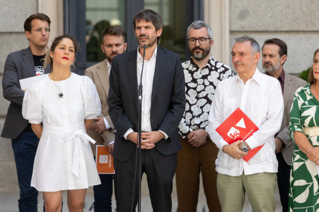 El ministro de Cultura, Ernest Urtasun, ofrece declaraciones a los medios tras la reunión de seguimiento del pacto del Gobierno de coalición entre PSOE y Sumar, en el Congreso de los Diputados, a 2 de julio de 2025, en Madrid (España). PSOE y Sumar se reú