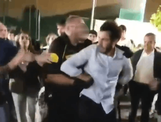 Xaime da Pena reducido por vigilantes de Prosegur la noche del incidente