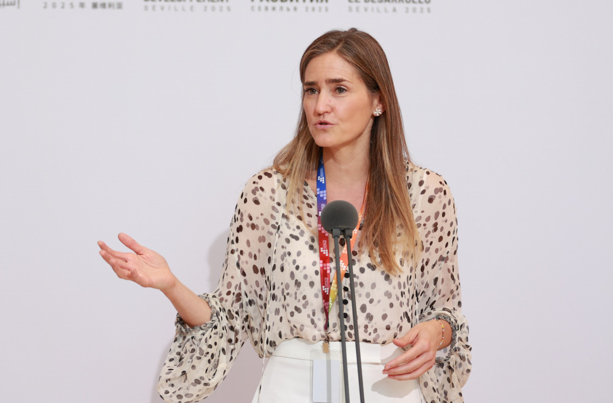 La vicepresidenta y ministra para la Transición Ecológica y el Reto Demográfico, Sara Aagesen, atiende a los medios a su llegada a la Cumbre de la ONU. A 02 de julio de 2025, en Sevilla (Andalucía