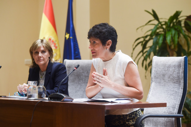Archivo - La ministra de Inclusión, Seguridad Social y Migraciones, Elma Saiz (d), y la secretaria general de Inclusión, Elena Rodríguez (i), ofrecen una rueda de prensa para informar acerca del análisis de los indicadores de pobreza en España, a 17 de oc