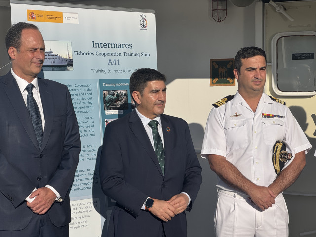 El delegado del Gobierno en Galicia, Pedro Blanco, inaugura un curso en el Buque Intermares
