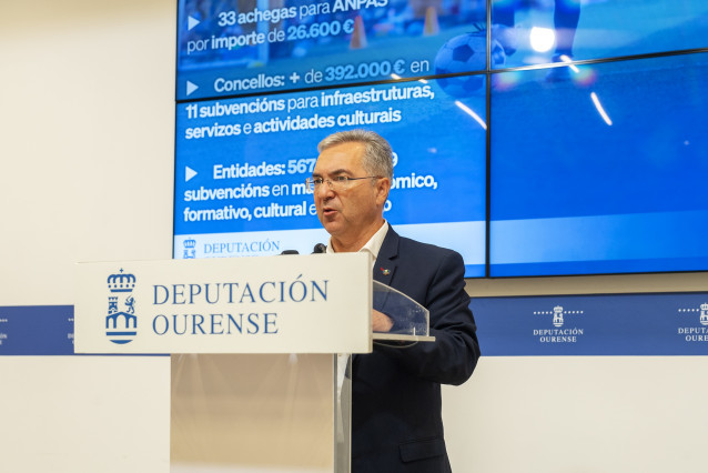 El presidente de la Diputación de Ourense, Luis Menor, explica en rueda de prensa los asuntos aprobados este lunes