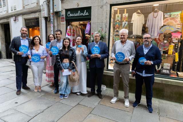 El director xeral de Comercio e Consumo, Gabriel Alén, con la ganadora del sorteo de la campaña 'Días Azuis do Comercio Galego'