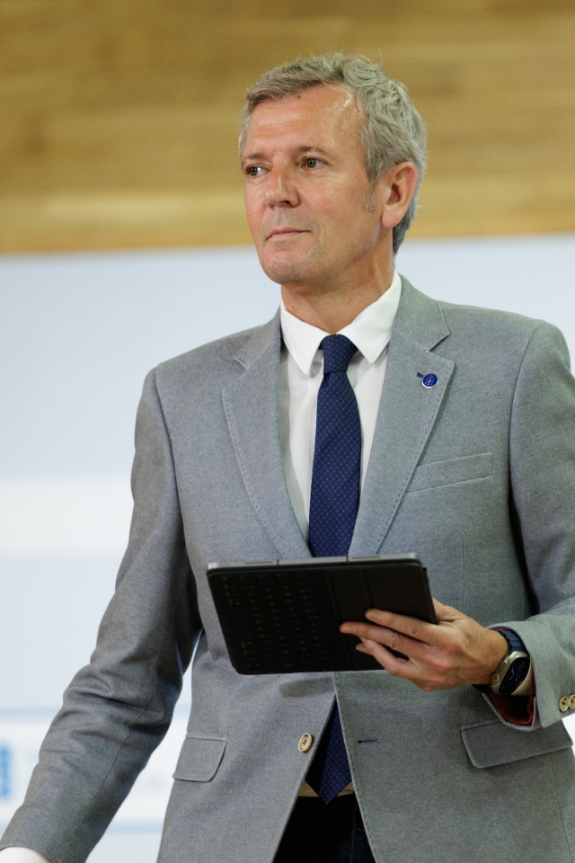 O titular do Executivo galego, Alfonso Rueda, acompañado pola conselleira de Mar, Marta Villaverde, na rolda de prensa posterior á reunión do Consello da Xunta. Sala do Consello, 07/07/25.