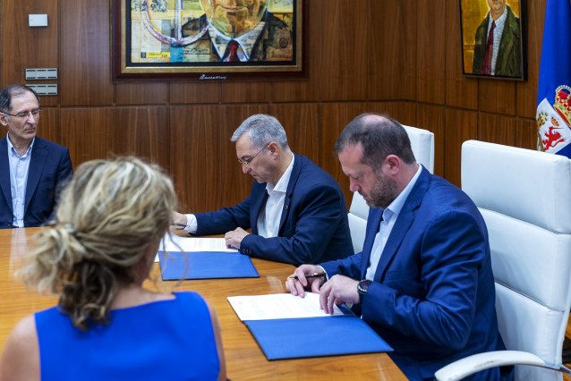 El presidente provincial, Luis Menor, y el presidente de Sogarpo, Artur Yuste.