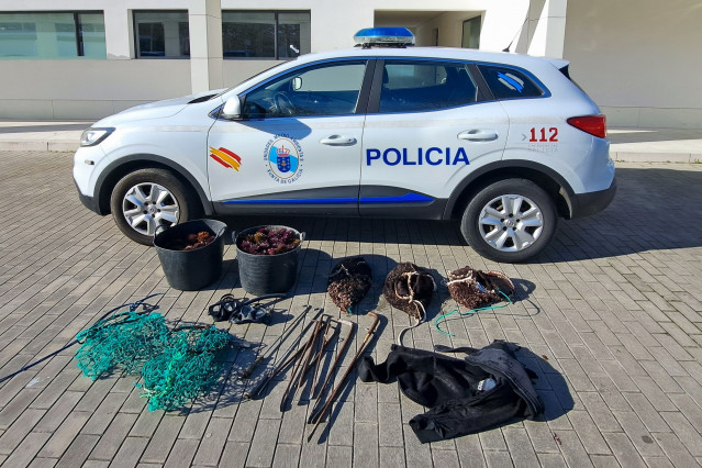 Archivo - Agentes de la Unidad de Policía Nacional Adscrita de Galicia (UPA) de la jefatura de A Coruña decomisaron 38 kilos de erizo y 20 de percebe, así como diverso material usado para el furtivismo